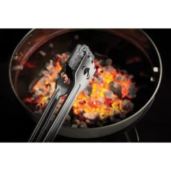 Napoleon Holzkohle-Tool-Set Mit Zange Und Schieber 2-teilig -Küchengrill 67740CharcoalTongsInUse 03