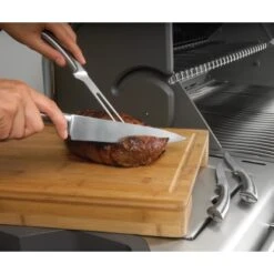 Napoleon Schneidebrett Mit 2 Edelstahl-Schalen -Küchengrill et cutting board in use 03